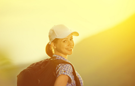 幸福的女人旅游背包上的日落