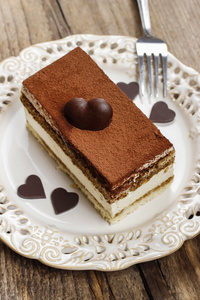 提拉米苏蛋糕和自制巧克力心