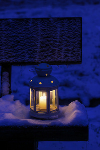 在雪上的灯笼