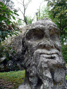 在 bomarzo，意大利妖怪的公园