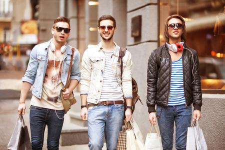 三个年轻的男性时尚商店购物步行