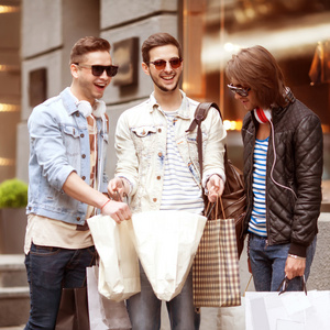 三个年轻的男性时尚 metraseksuals 店购物步行