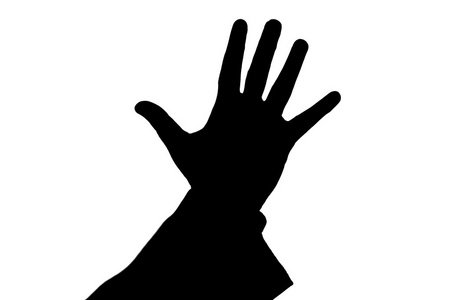 男子的手显示五个黑色