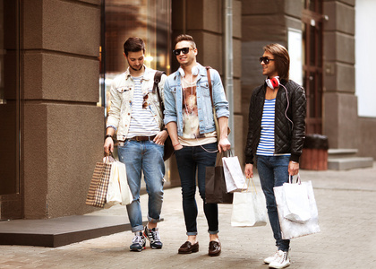 三个年轻的男性时尚商店购物步行