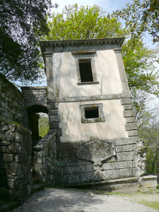 古代倾斜建筑在公园里 bomarzo，意大利的怪兽