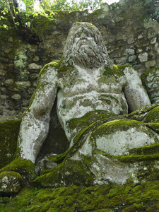 在 bomarzo，意大利妖怪的公园