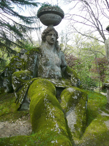 在 bomarzo，意大利妖怪的公园