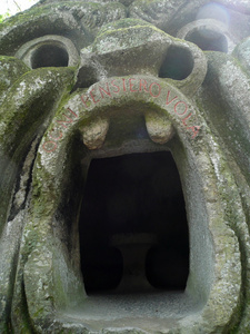 在 bomarzo，意大利妖怪的公园