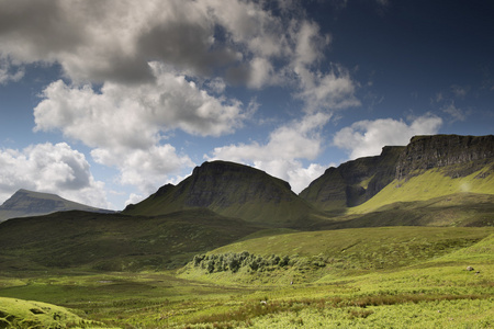 美丽的 quiraing 系列的山在苏格兰斯凯岛的