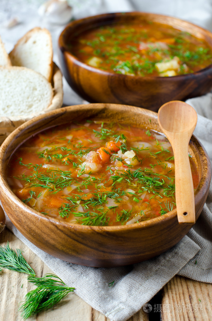 在一个木碗罗宋汤