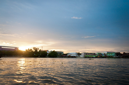 在曼谷附近的河上的日落