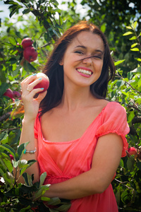 在苹果的花园里的女人