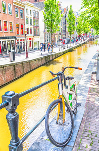 自行车和在阿姆斯特丹运河