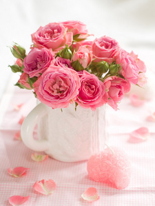 蜡烛的粉红色玫瑰花
