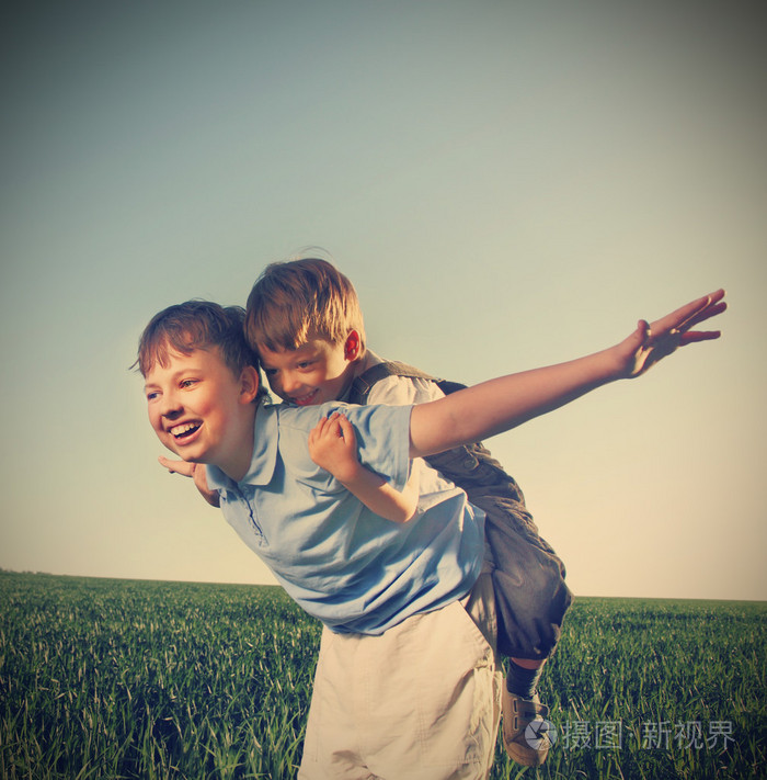两兄弟在户外开心玩