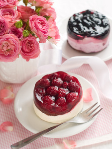浆果蛋糕和粉红玫瑰