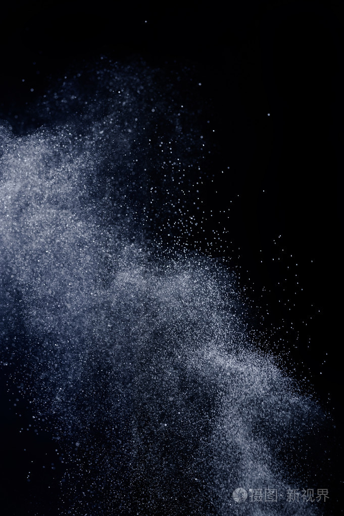 黑色背景上抽象的水溅