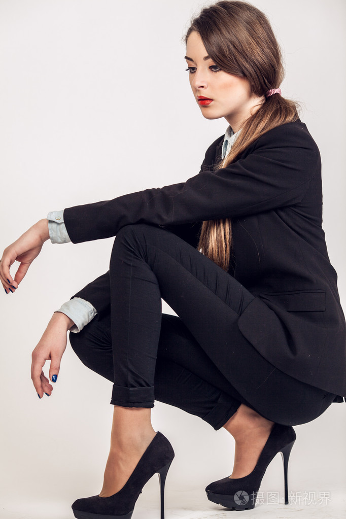 时尚照片.年轻的商界女强人摆姿势坐着