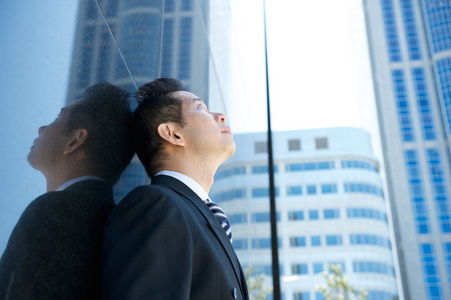 抬头看着建筑物的商人