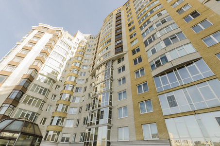 住宅外墙现代的多层住宅楼公寓和阳台.外墙范围伸展照片