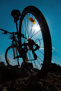 自行车在阳光灿烂的日子