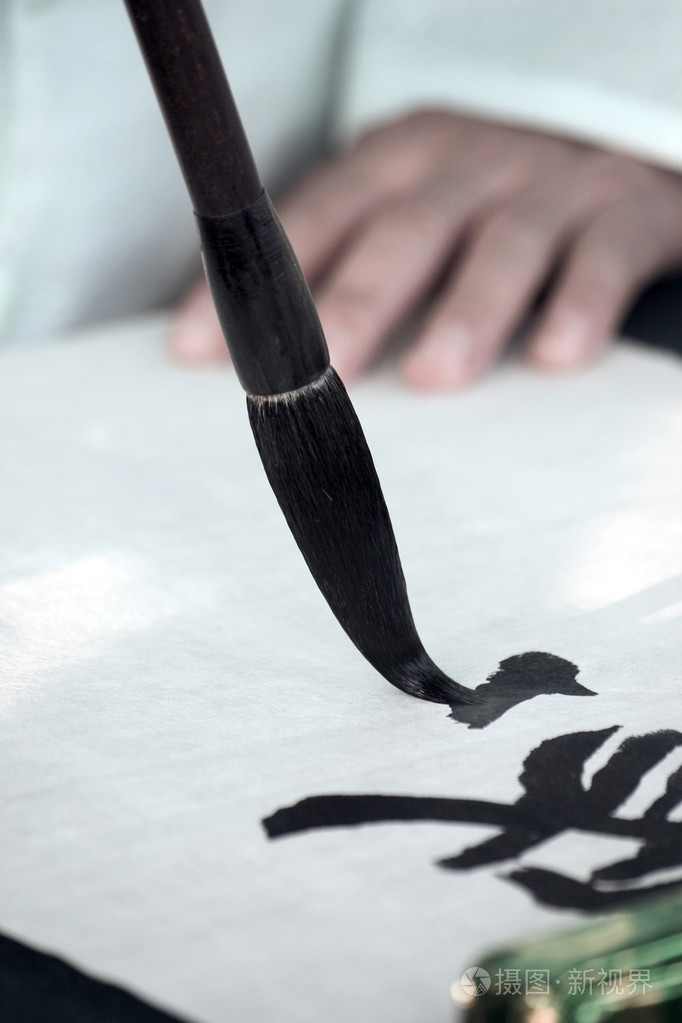 用毛笔写字的人