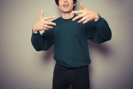 年轻人认为他很酷,指着他的手照片