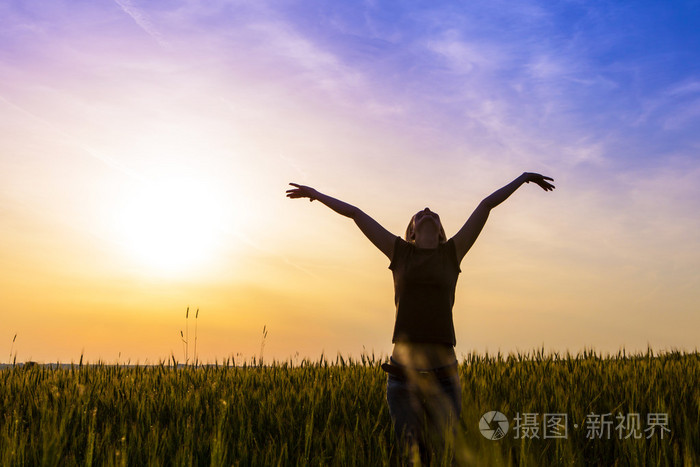 性格开朗的女孩,在户外,享受自由