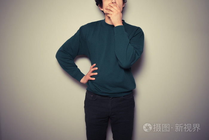 年轻人紧张的样子