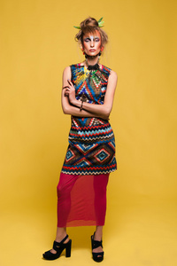 女人穿着传统的非洲服饰垂直格式的肖像