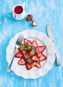 新鲜的草莓和草莓汁的薄饼