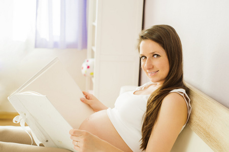 孕妇与书