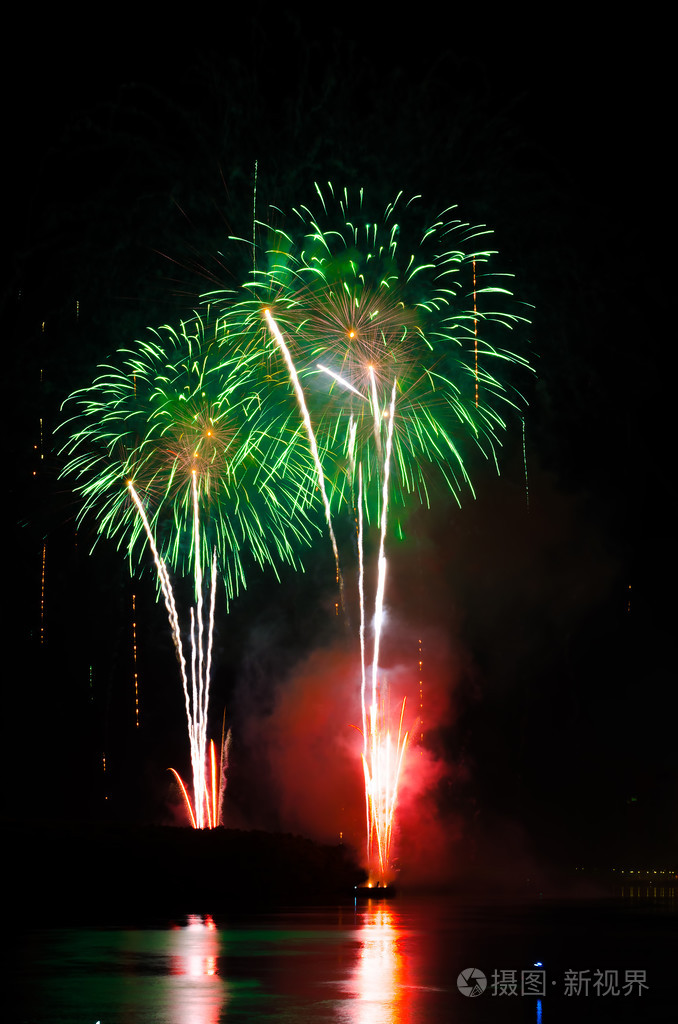 五彩缤纷的烟花烟花是炸药的一类烟火