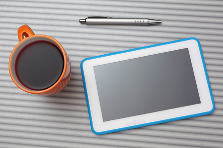 顶视图的 tablet pc 和杯茶