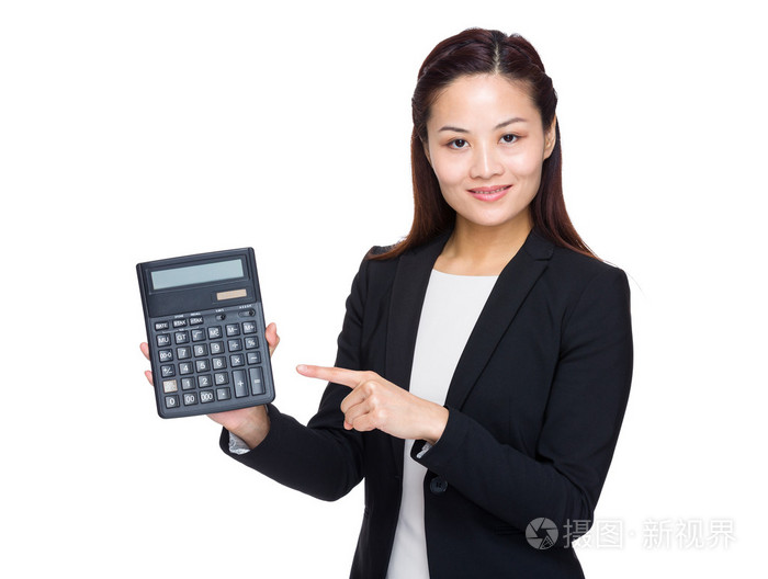 女会计用手指指向计算器