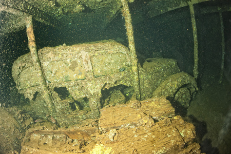 里面第二次世界大战的船击毁坐那辆旧车
