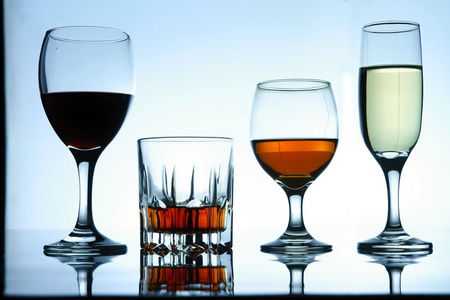 不同酒精饮料的玻璃和酒杯