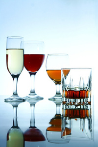 不同酒精饮料的玻璃和酒杯