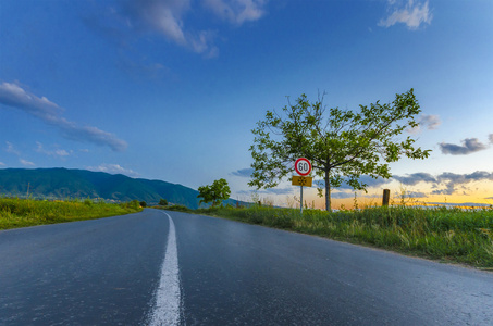 沥青道路中心线之间的稻田