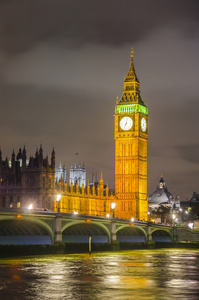大笨钟和 parlament 在伦敦，英国的房子
