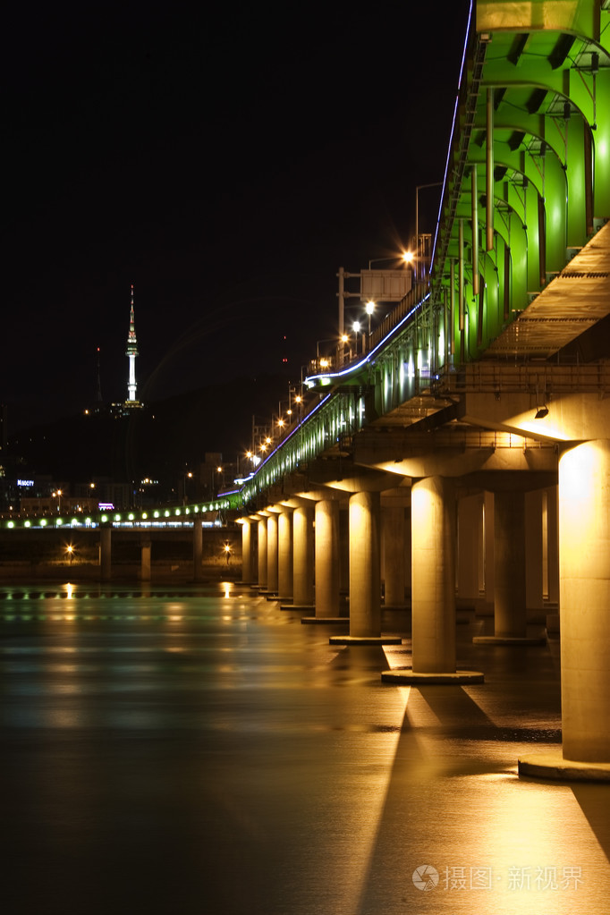 美丽的夜景的汉河上的桥