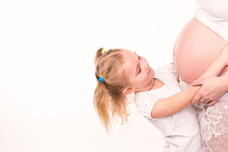 lyckligt barn hlla magen av gravid kvinna