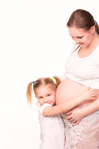 lyckligt barn hlla magen av gravid kvinna