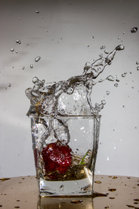 草莓在玻璃杯里用水溅落