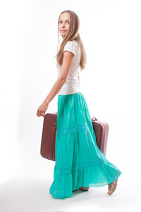 女人会用沉重的行李箱，孤立的白色衬底上