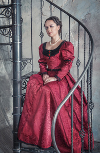 美丽的女人，穿着中世纪在楼梯上
