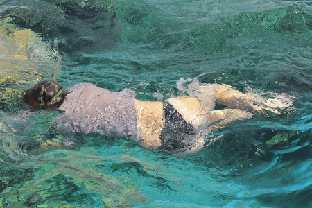 女摄影师入水中的红海潜水