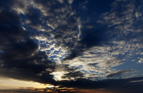 多色火红的夕阳的天空在夏天图片