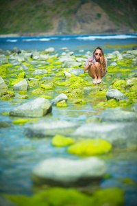 女人独自行走在礁石上绿色