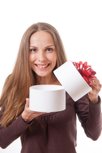 年轻女子捧着白色圆形礼品盒